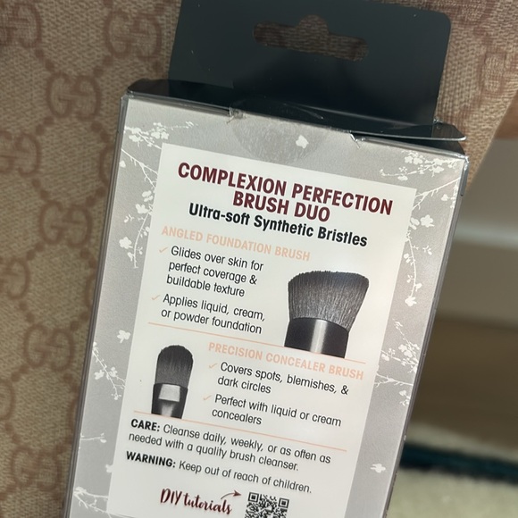 JAPONESQUE Foundation and concealer brushes - Picture 5 of 5